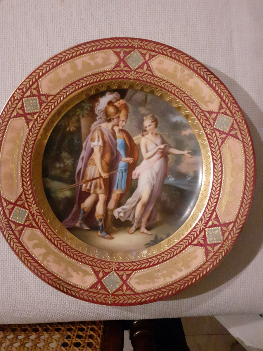 Piatto in porcellana di Vienna  dipinto con personaggi classici, VIenna, XIX secolo 