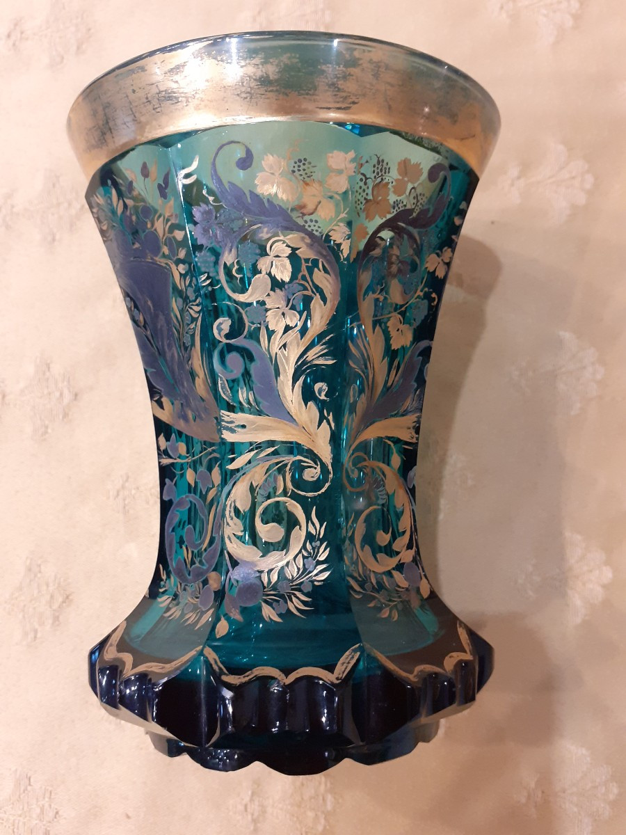 Bicchiere di Boemia in vetro verde decorato in smalto dorato,  1840 circa