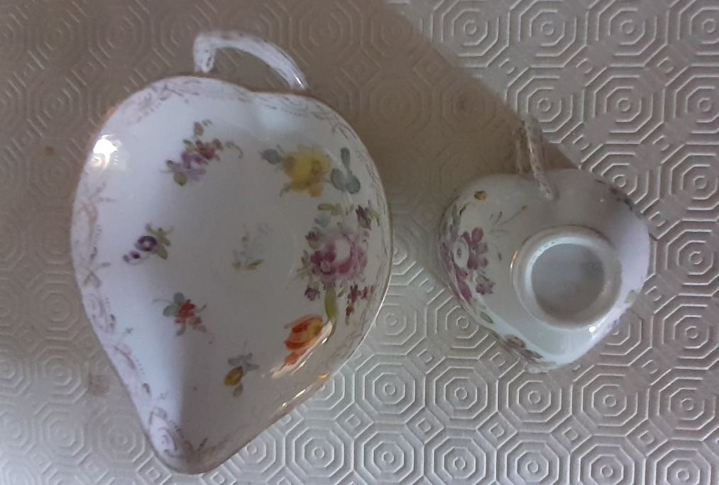 Graziosa tazza con piattino in porcellana di Dresda, 1883 circa-photo-1