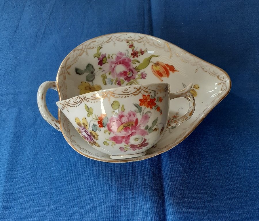 Graziosa tazza con piattino in porcellana di Dresda, 1883 circa