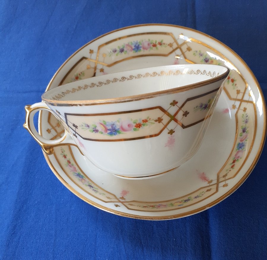 Tazza e piattino in porcellana  della manifattura Gardner, Russia, 1890 circa
