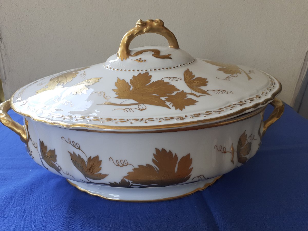 Elegante legumiera in porcellana, Vincennes, Francia XX secolo 