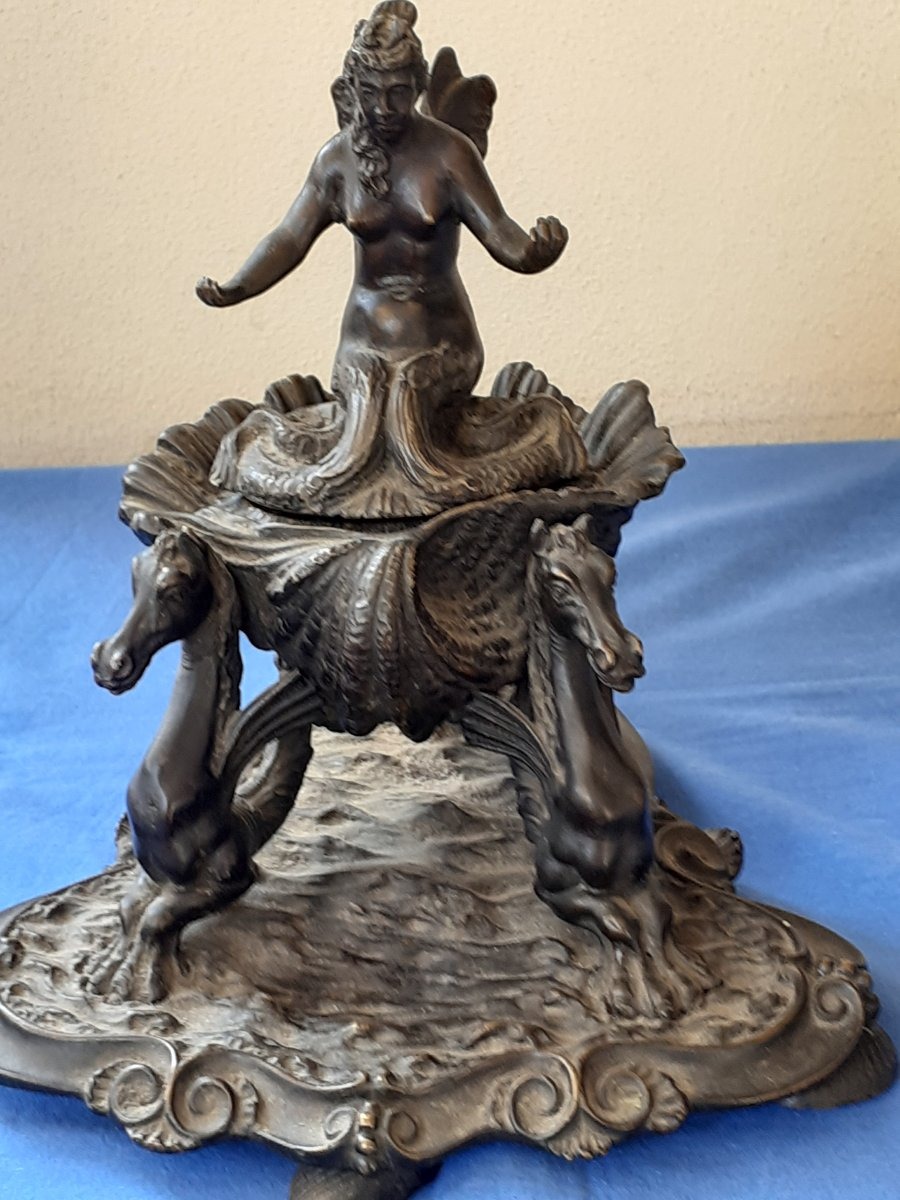 Insolito calamaio in bronzo  con soggetto classico. Italia 1840 circa