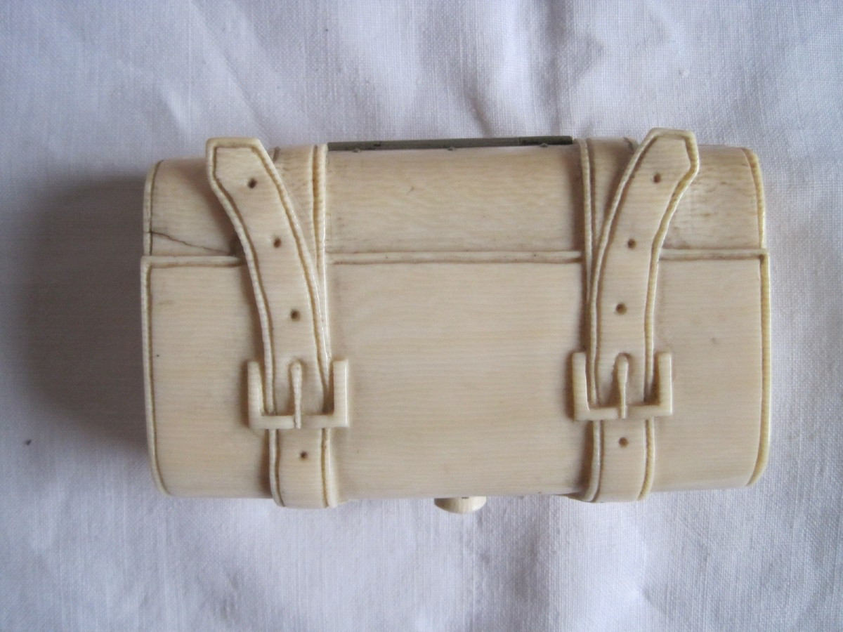 Tabacchiera in avorio a forma di valigia, DIeppe, Francia, Arte Deco