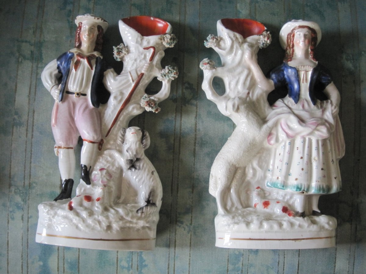 Paire De Bergers  En Ceramique, Dècor Polychrome, Engleterre XIXè 