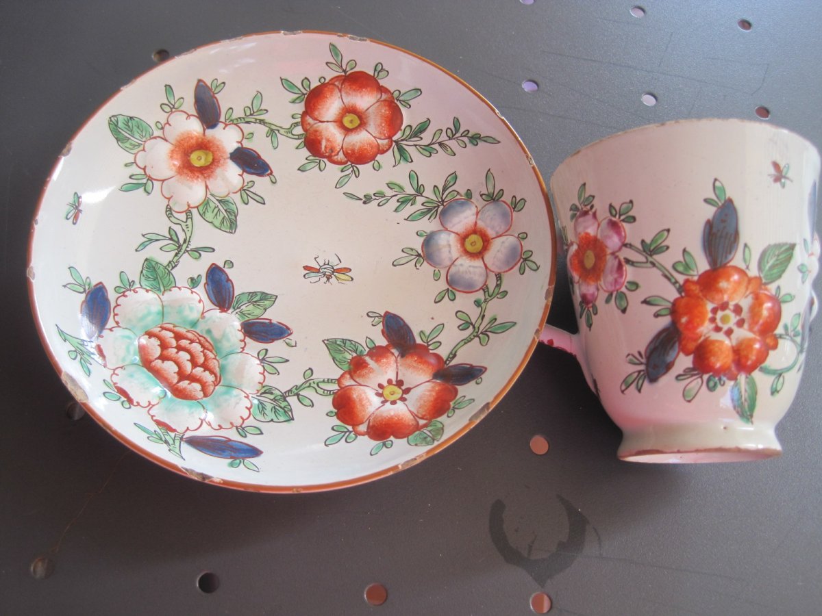 Tasse Et Soustasse En Faience Avec Decor à Barbotine, Milan, Italie, XVIII Siècle