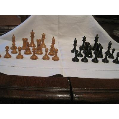 Jeu d'échecs original de style Staunton en buis et buis noirci. Vers 1880