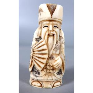 Ivory Netsuke - Old Man In Traditional Clothing And Headdress Holding A Fan - Signed