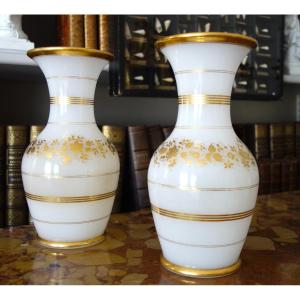 Baccarat - Pair Of White Opaline Vases With Gold Decoration - Mid-19th Century