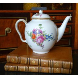 Louis XVI Period Porcelain Teapot Attributed To The Manufacture Du Duc d'Angoulême, Ca 1780