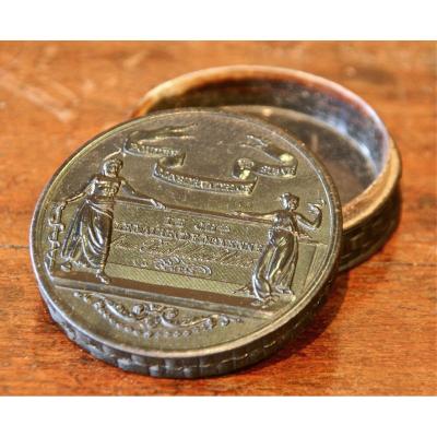 Box Pillbox Nineteenth In Molded Horn.