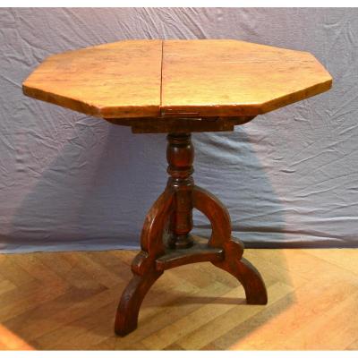 17th Century Swivel Octagonal Table In Walnut