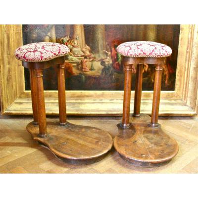 Paire De Tabourets De Chantre XVIIème En Noyer