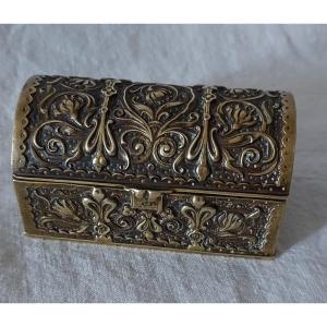 Stamp Box Renaissance Style In Patinated Gilt Bronze From The 19th Century