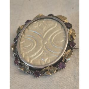 Photo Holder Brooch In Gold And Silver Metal Set With Amethysts