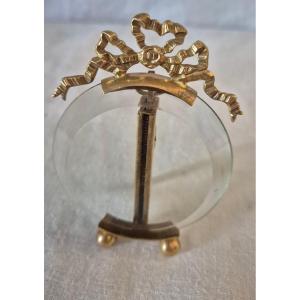 Small Round Easel Frame In Gilded Bronze And Chamfered Glass 