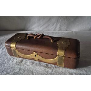 Travel Glove Box In Grained Leather With Interlaced Handles And Bronze Fittings