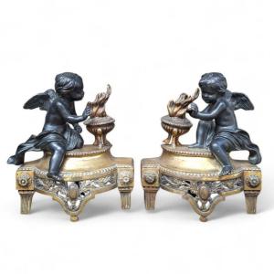 Paire De Chenets De Style Louis XVI décorés d'amours se réchauffant