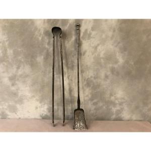 Antique Fireplace Accessories With A Large Model Shovel In Fully Polished And Varnished Wrought Iron From The 18th Century