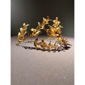 Gold Metal Bridal Crown And Brooch Under Its Globe, France, Second Half Of The 19th Century.