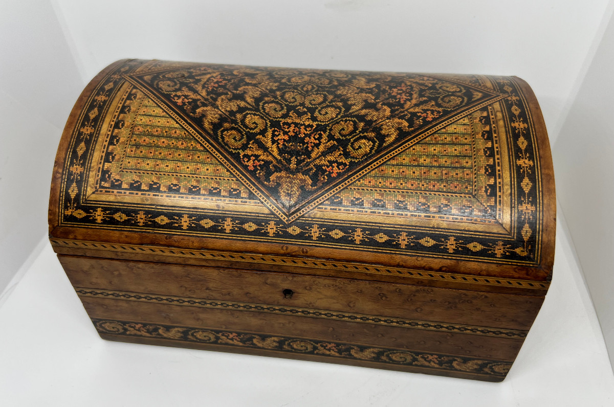 Scatola in legno intarsiato XIXs ec