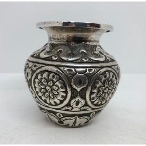 Piccolo vaso in argento Medio Oriente XX sec.