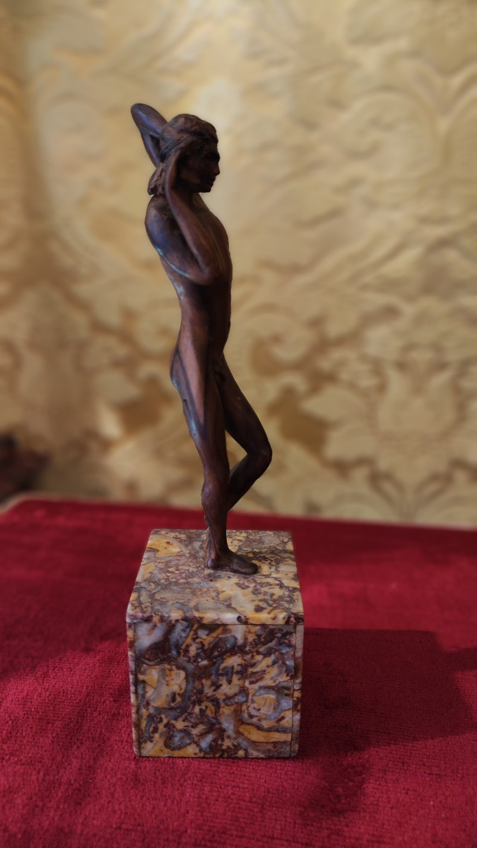 Intrigante sculturina in legno-photo-2