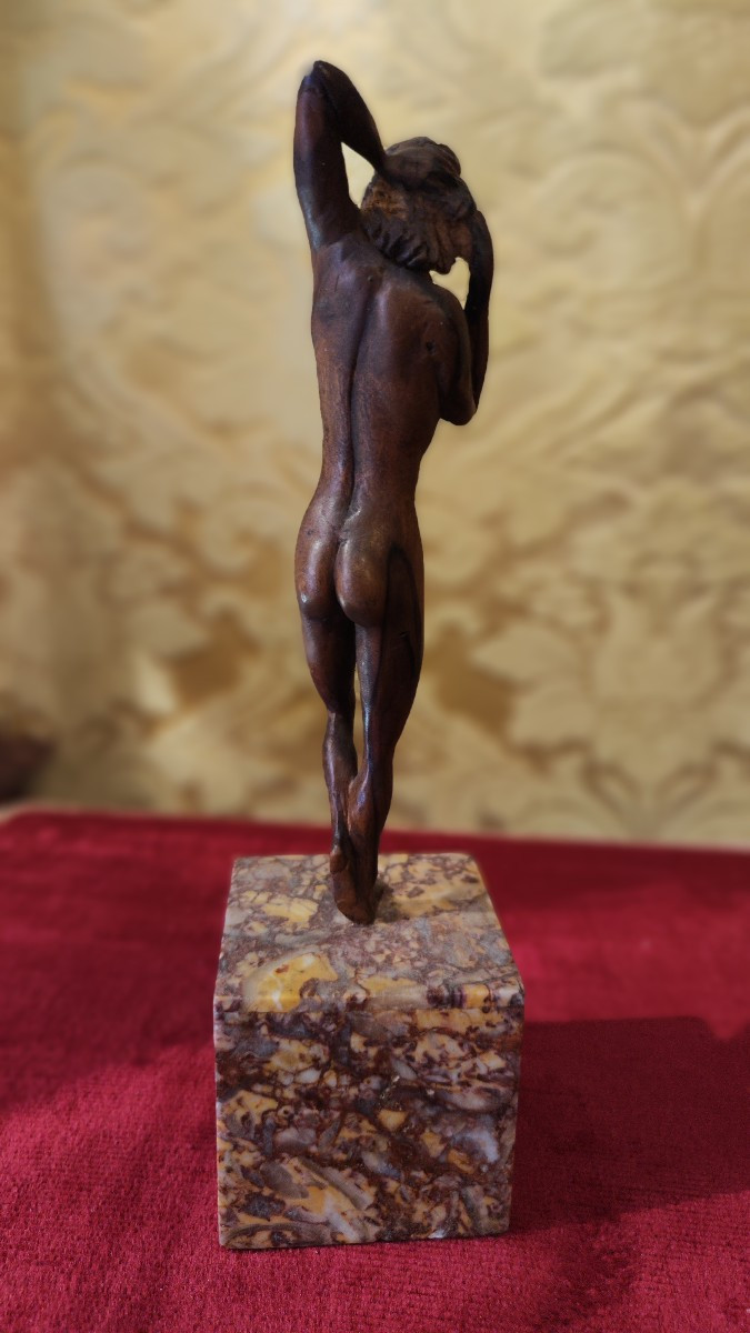 Intrigante sculturina in legno-photo-3