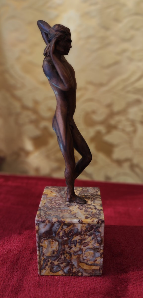 Intrigante sculturina in legno-photo-1
