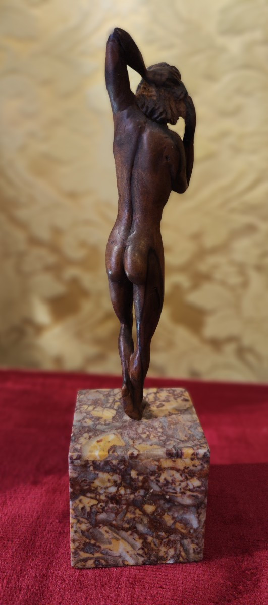 Intrigante sculturina in legno-photo-2