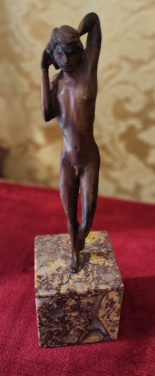 Intrigante sculturina in legno