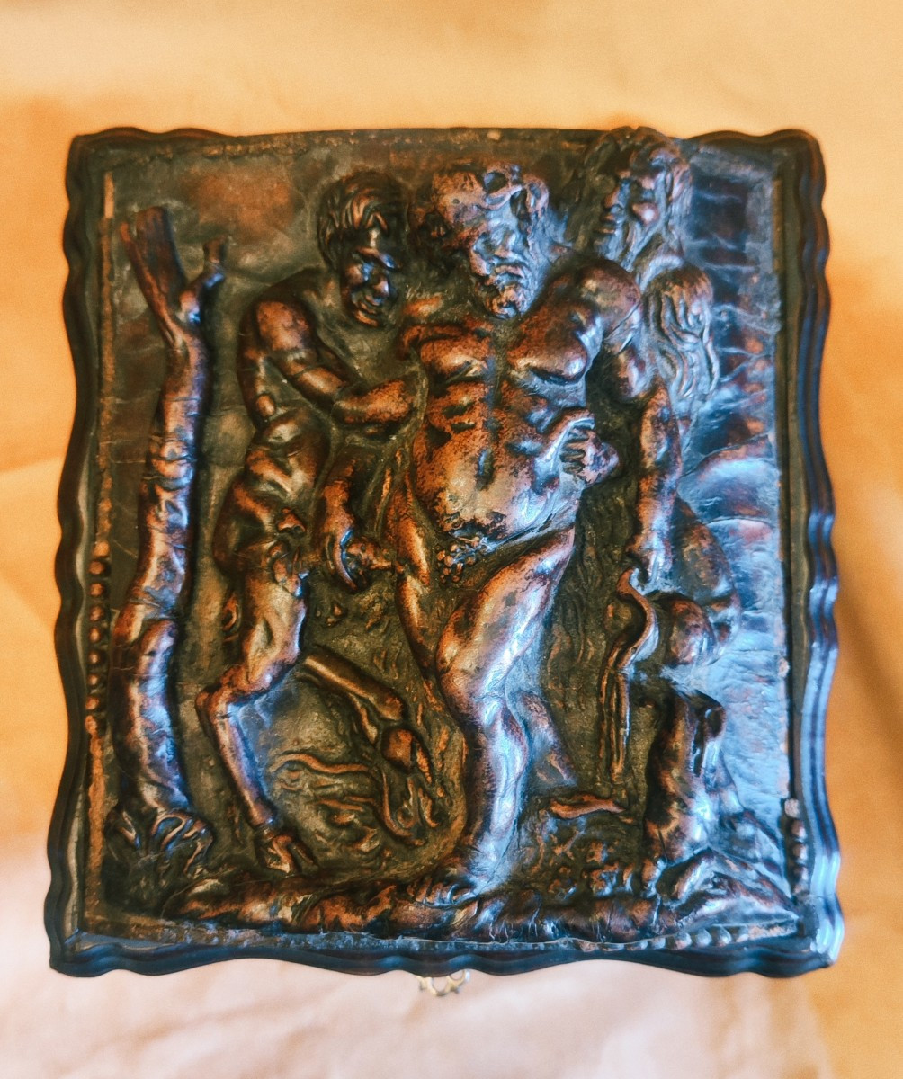 Cofanetto cuoio con fauni