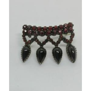 Brooch In Yellow Brass Setting, And Paving Of Natural Bohemian And Drop-cut Garnets, Circa 1900.