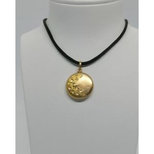 Gold Pendant With Raised Ivy Leaf Motif, Art Nouveau Circa 1900.