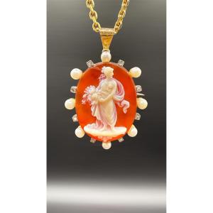 Hard Stone Cameo – 18 Carat Gold Setting, Pearl Surround.