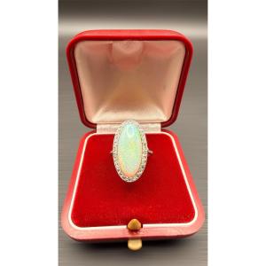 18k White Gold Ring, Opal And Diamonds. 