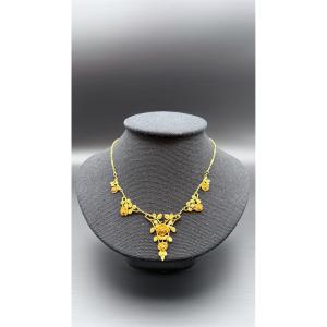 18k Yellow Gold Necklace – Delicate Floral Motif