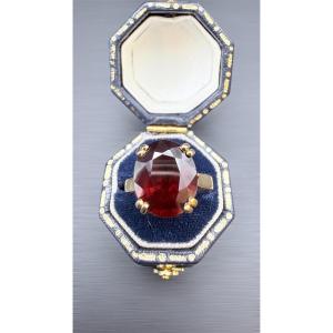 Vintage Ring From The 1980s Made Of 18-karat Yellow Gold With An Oval Garnet.