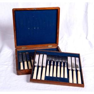 England, 19th Century - Wooden Box Containing A Service Of 12 Knives And 12 Forks