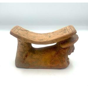  Headrest In The Shape Of A Reclining Figure - Terracotta - Mexico - Before The 16th Century