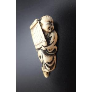 Japan, Mid-edo Period (1603-1868) - Netsuke Of A Man Holding A Scroll
