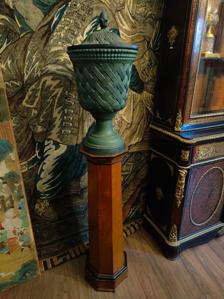  Coppia di vasi in ghisa con coperchio e colonne in legno.-photo-4