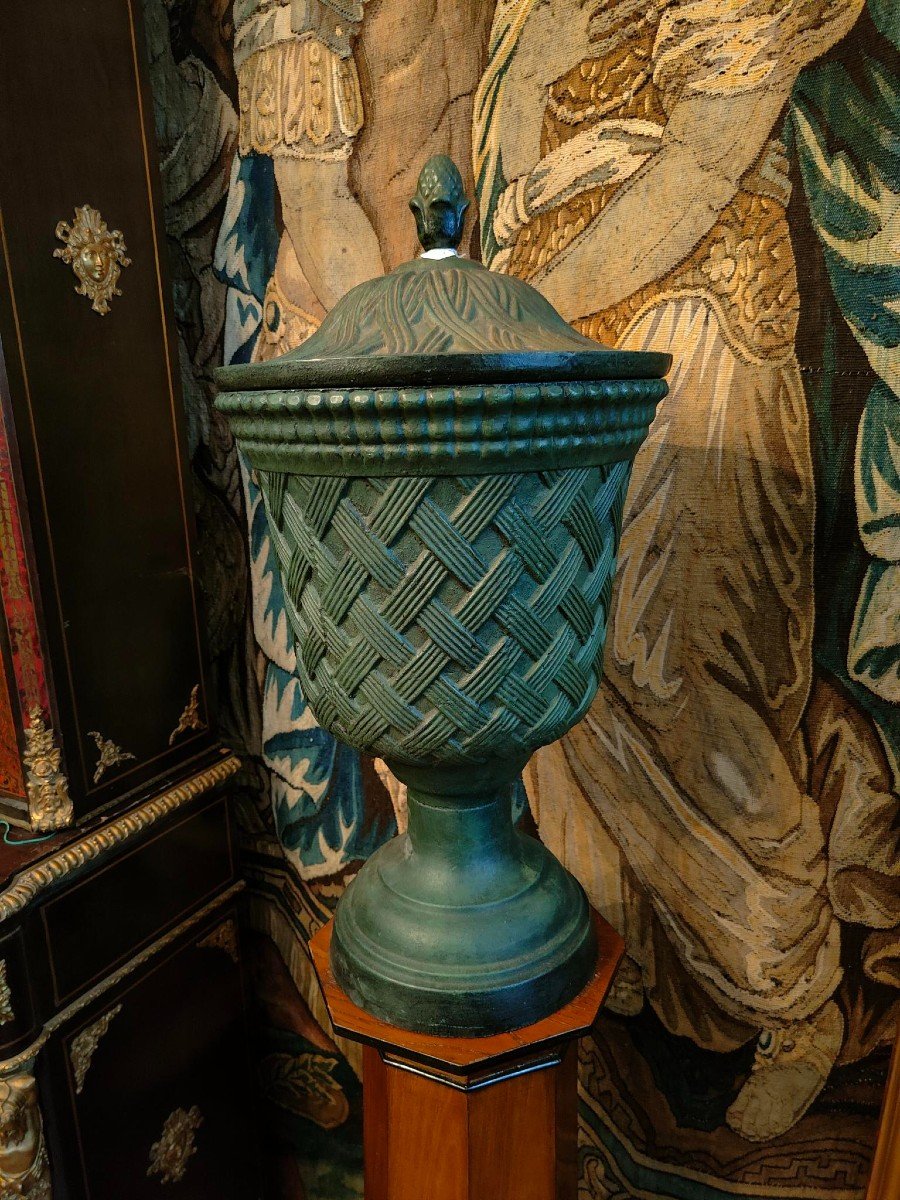  Coppia di vasi in ghisa con coperchio e colonne in legno.-photo-1