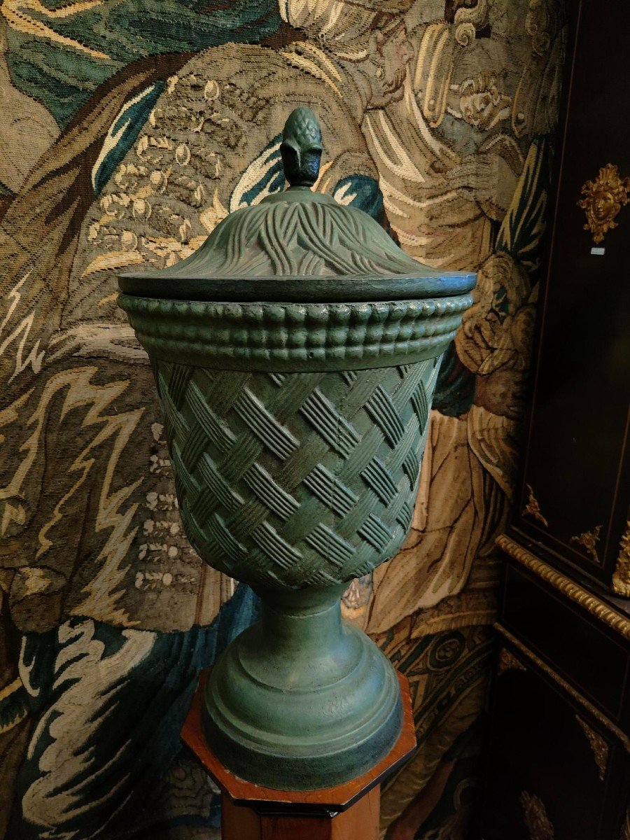  Coppia di vasi in ghisa con coperchio e colonne in legno.-photo-2