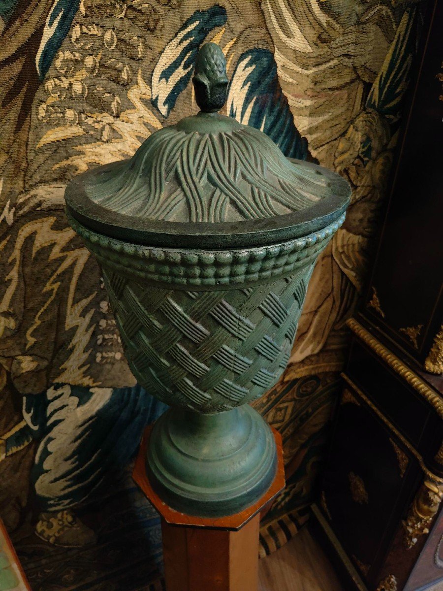  Coppia di vasi in ghisa con coperchio e colonne in legno.-photo-3