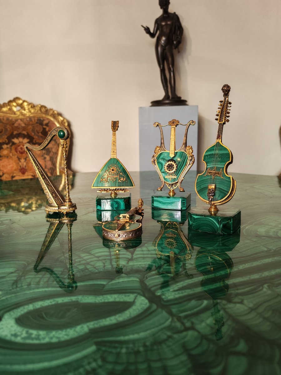 Serie di bellissimi strumenti musicali in malachite e argento