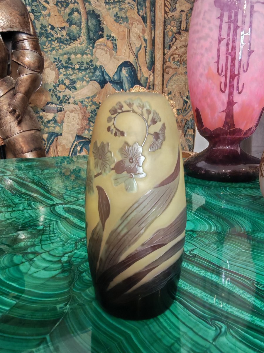 Vaso in pasta di vetro stratificata, attribuibile allo stile Art Nouveau di Émile Gallé. Il cor