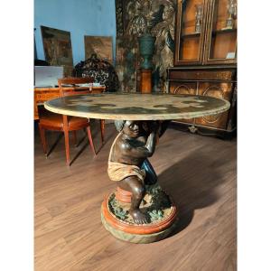 Bel tavolo in legno laccato sorretto da moro Veneziano