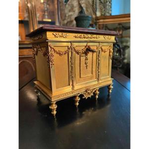 Bellissima scatola / porta gioielli in bronzo dorato
