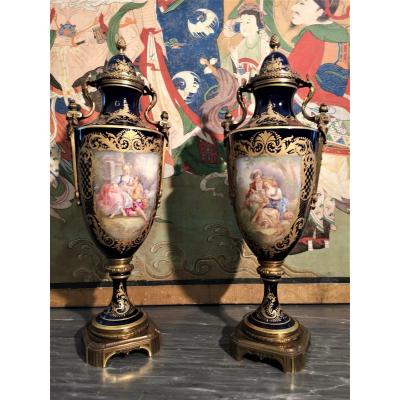 Paire De Vases En Porcelaine De Sèvres 